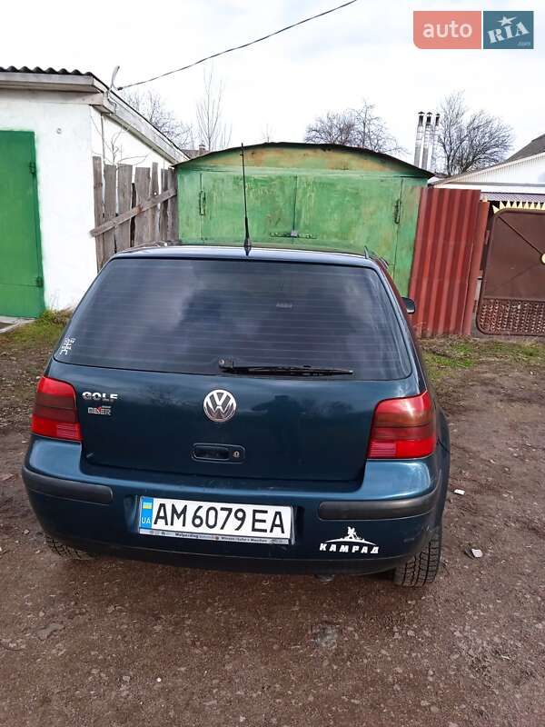 Хэтчбек Volkswagen Golf 2002 в Коростене