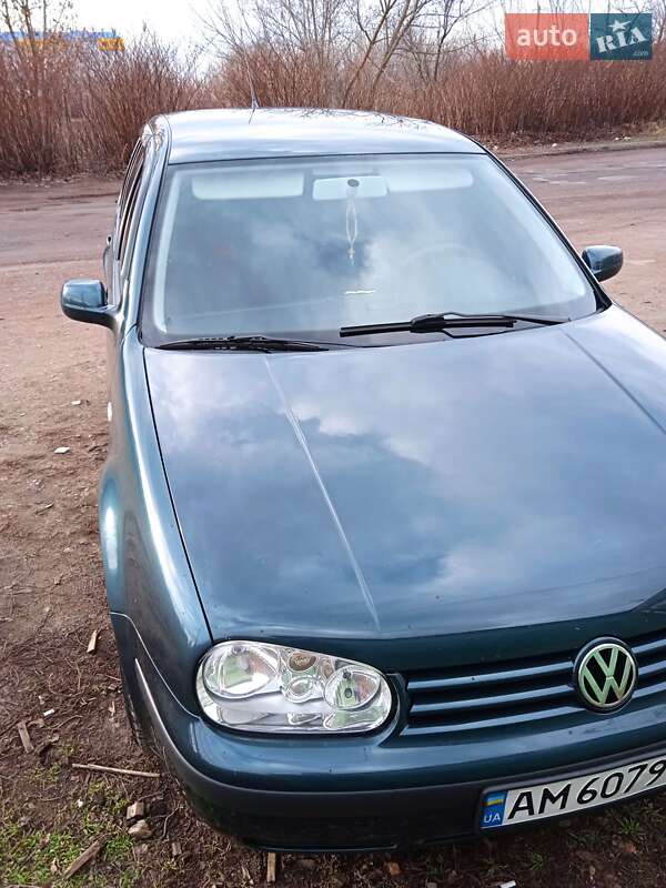 Хэтчбек Volkswagen Golf 2002 в Коростене