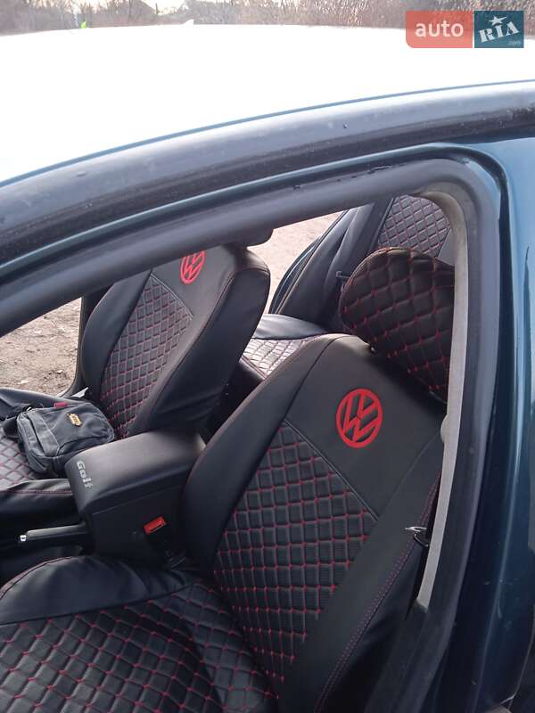Хэтчбек Volkswagen Golf 2002 в Коростене