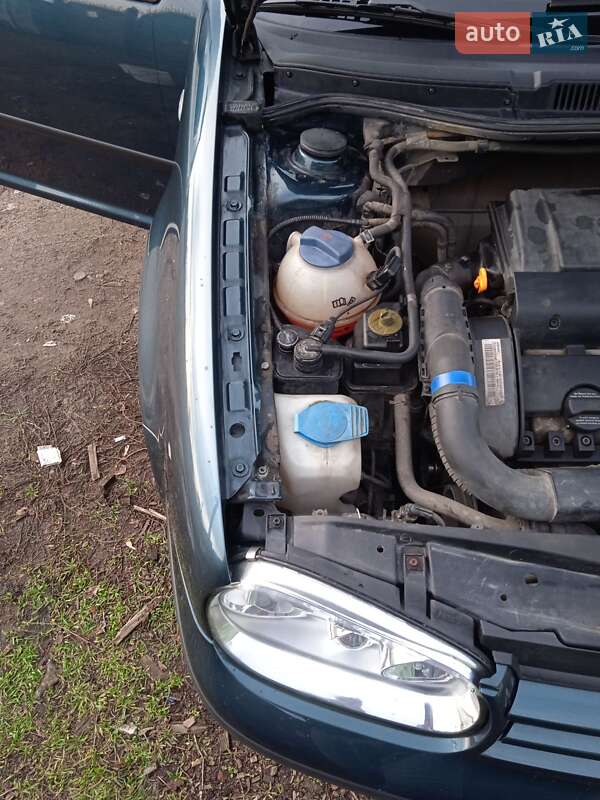 Хэтчбек Volkswagen Golf 2002 в Коростене