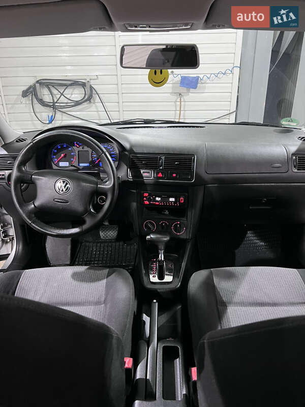 Універсал Volkswagen Golf 2001 в Чернівцях