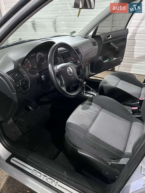 Універсал Volkswagen Golf 2001 в Чернівцях