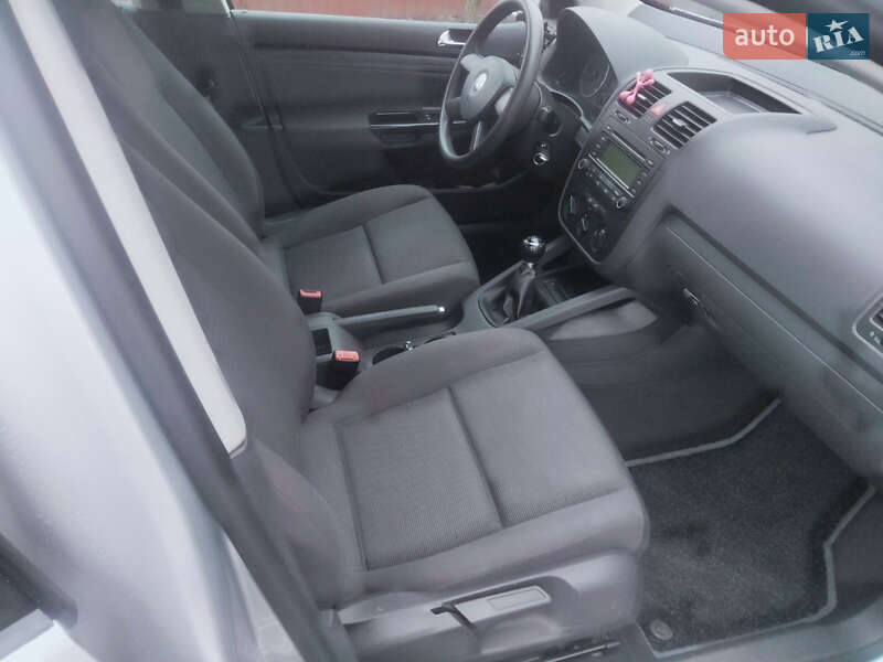 Хэтчбек Volkswagen Golf 2005 в Миргороде