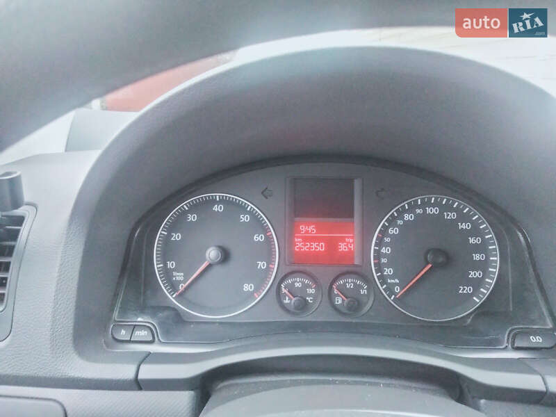 Хэтчбек Volkswagen Golf 2005 в Миргороде