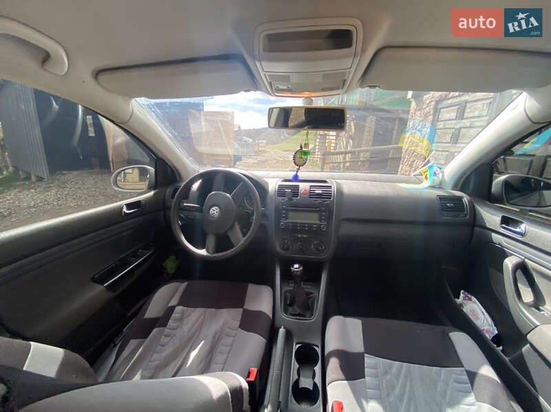 Хэтчбек Volkswagen Golf 2004 в Яремче