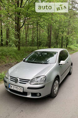 Хетчбек Volkswagen Golf 2004 в Рівному