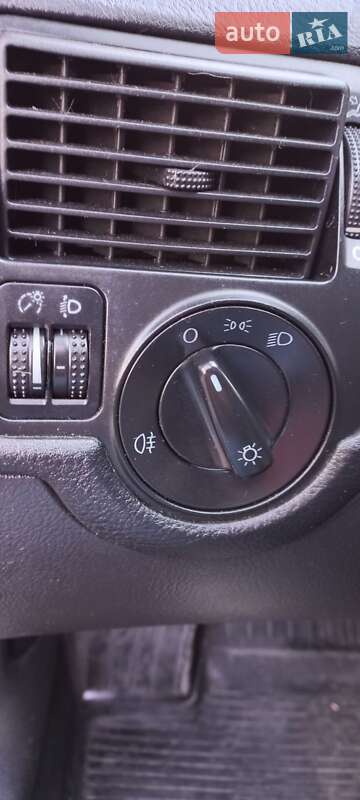 Хэтчбек Volkswagen Golf 2001 в Львове