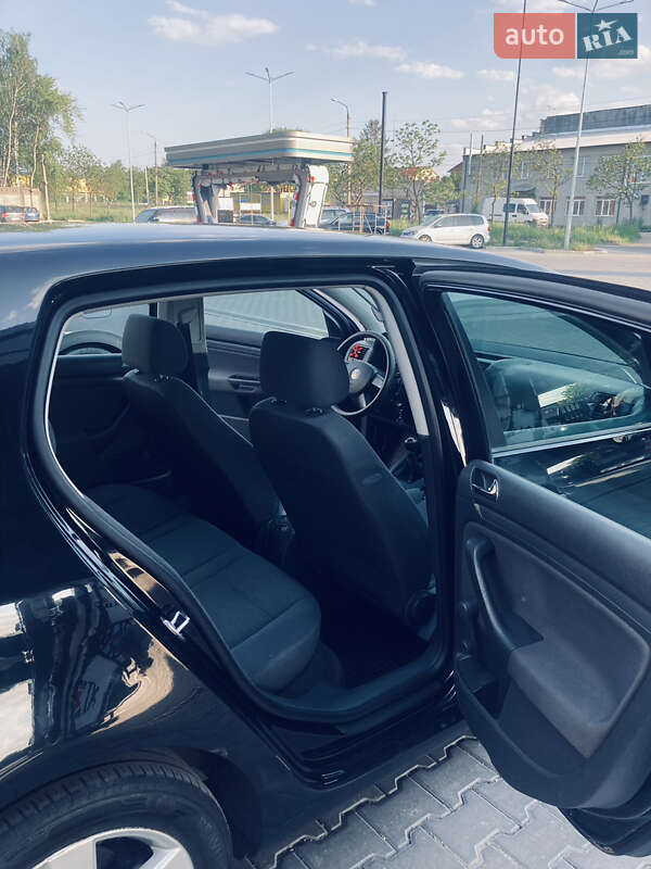 Хетчбек Volkswagen Golf 2005 в Чернівцях