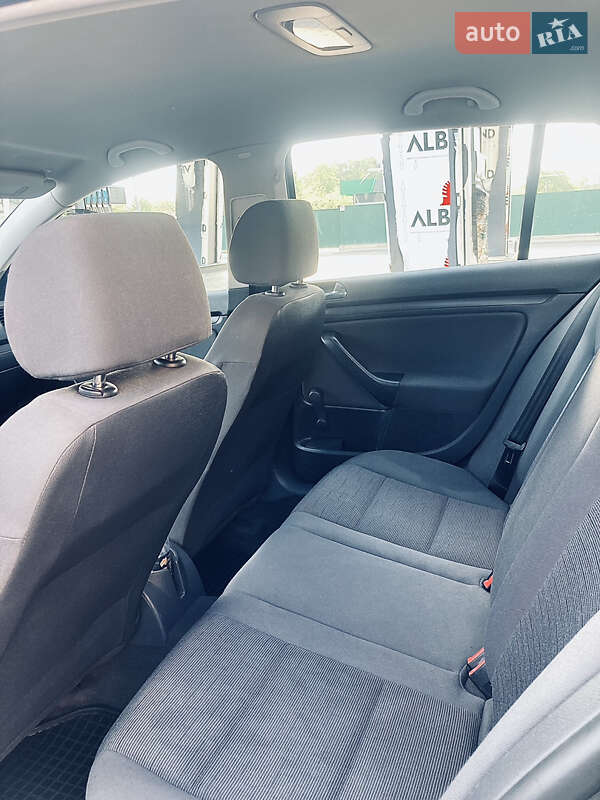 Хетчбек Volkswagen Golf 2005 в Чернівцях