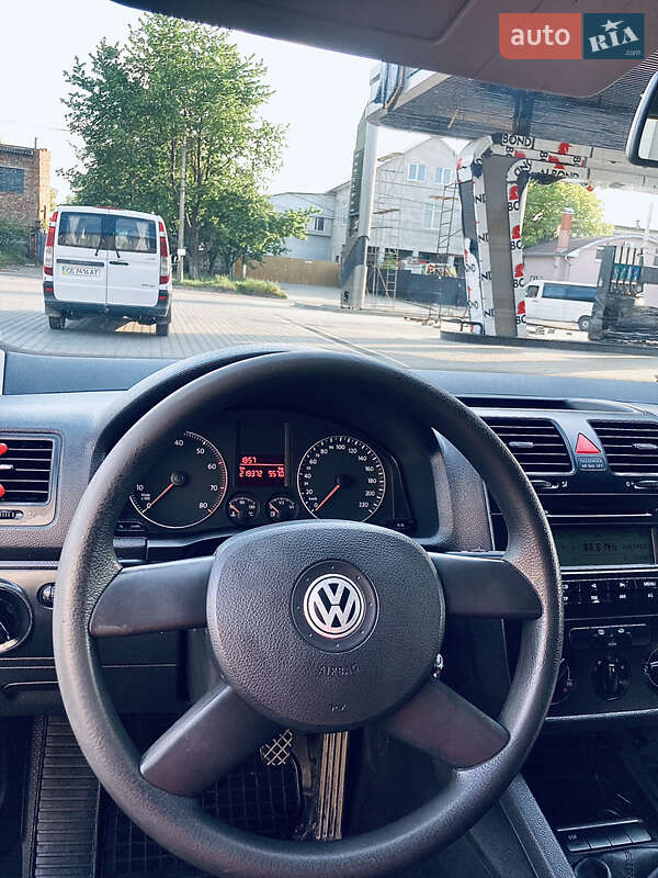 Хетчбек Volkswagen Golf 2005 в Чернівцях