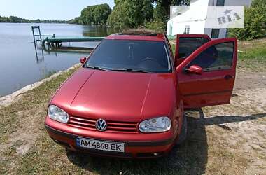 Хэтчбек Volkswagen Golf 1998 в Попельне