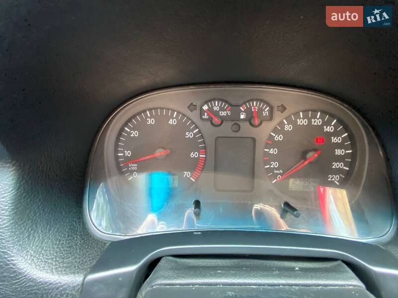 Хетчбек Volkswagen Golf 2003 в Києві