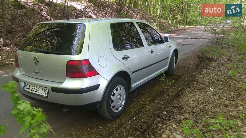 Хетчбек Volkswagen Golf 2001 в Каневі
