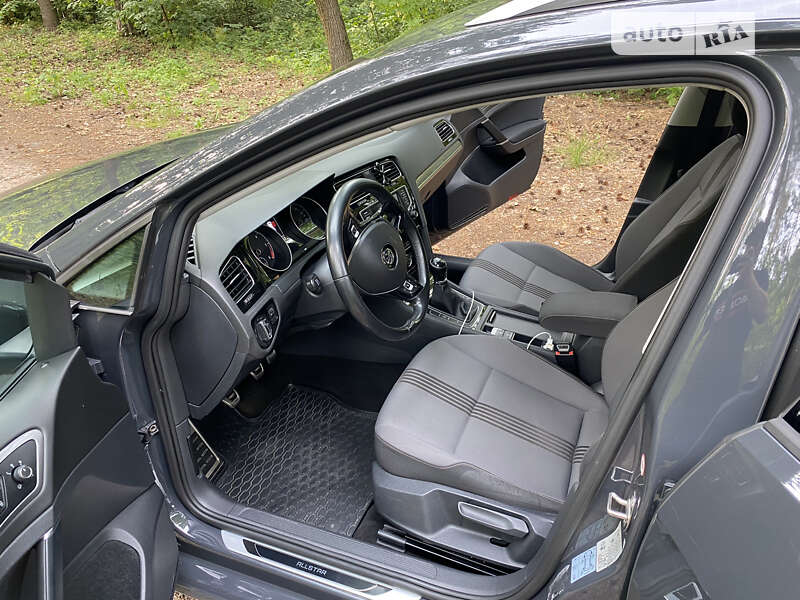 Универсал Volkswagen Golf 2016 в Гайвороне