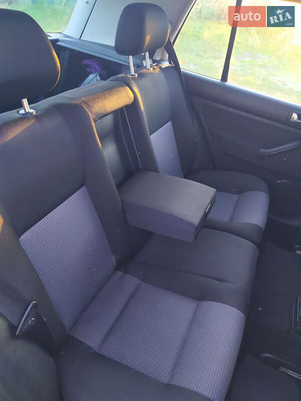 Хетчбек Volkswagen Golf 2001 в Дубровиці