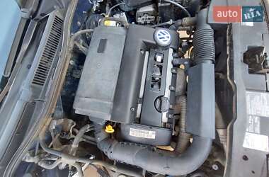 Хэтчбек Volkswagen Golf 2002 в 
