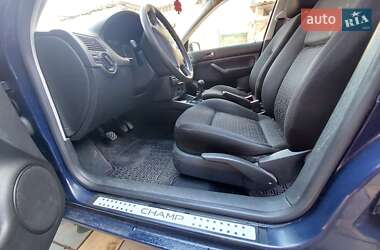 Хэтчбек Volkswagen Golf 2002 в 
