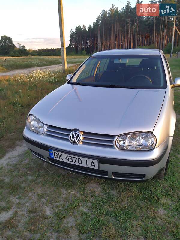 Хетчбек Volkswagen Golf 2001 в Дубровиці