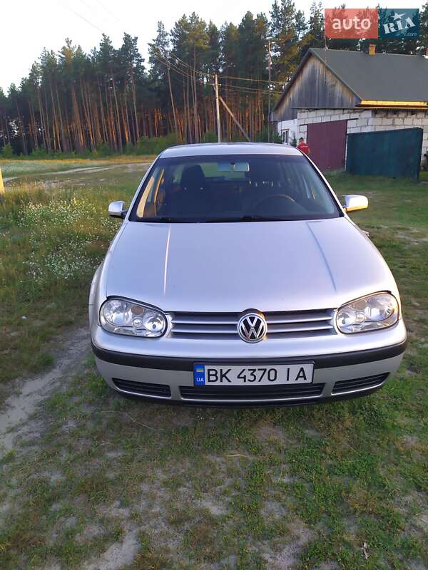 Хетчбек Volkswagen Golf 2001 в Дубровиці