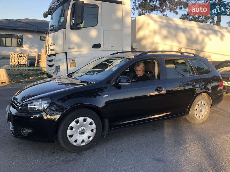 Універсал Volkswagen Golf 2012 в Чернівцях