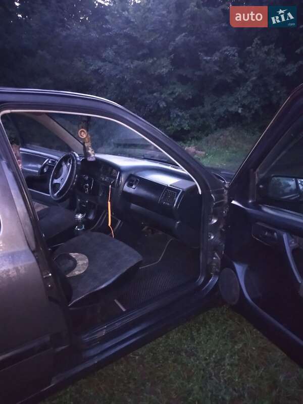 Хетчбек Volkswagen Golf 1993 в Чернігові