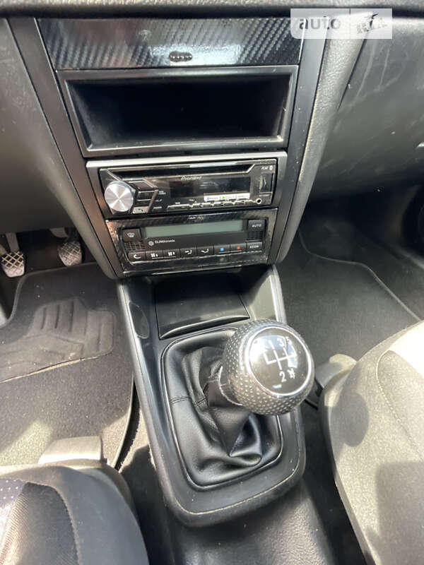 Хэтчбек Volkswagen Golf 2002 в Бучаче