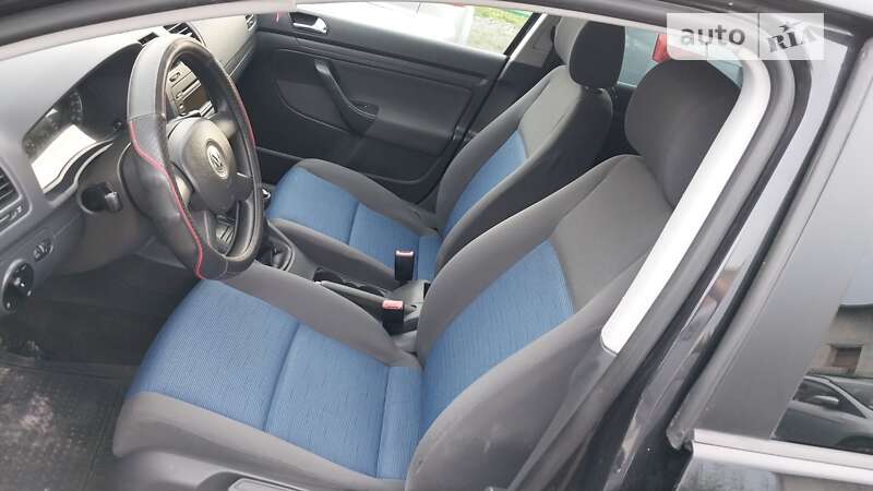 Хэтчбек Volkswagen Golf 2005 в Ходорове