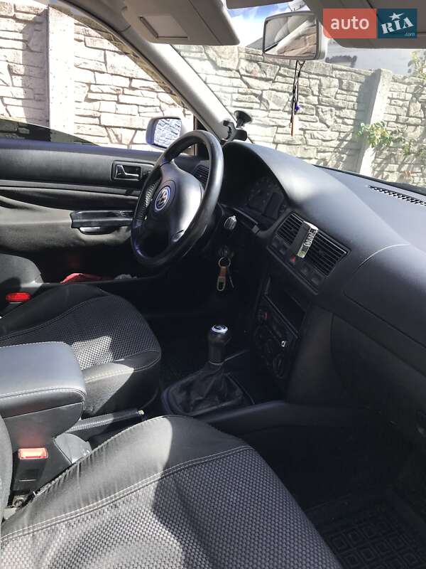 Хэтчбек Volkswagen Golf 2001 в Краснограде