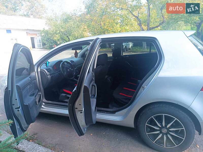 Хэтчбек Volkswagen Golf 2004 в Виноградове