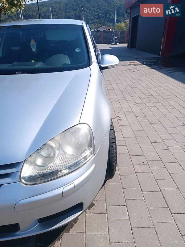 Хэтчбек Volkswagen Golf 2004 в Виноградове