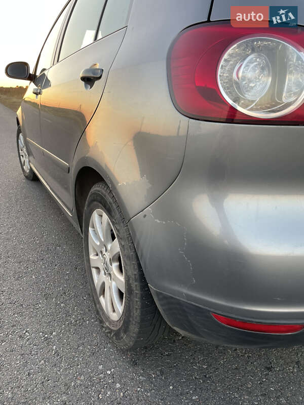 Хетчбек Volkswagen Golf 2005 в Сокалі