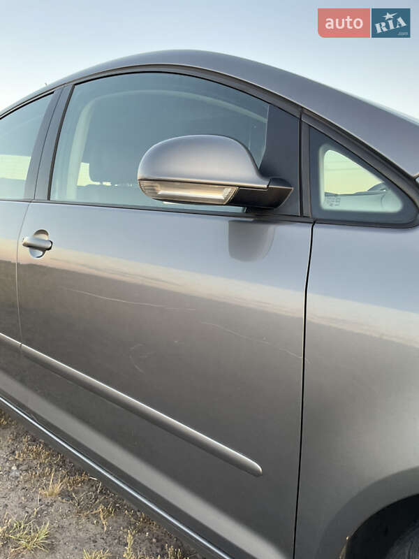 Хетчбек Volkswagen Golf 2005 в Сокалі