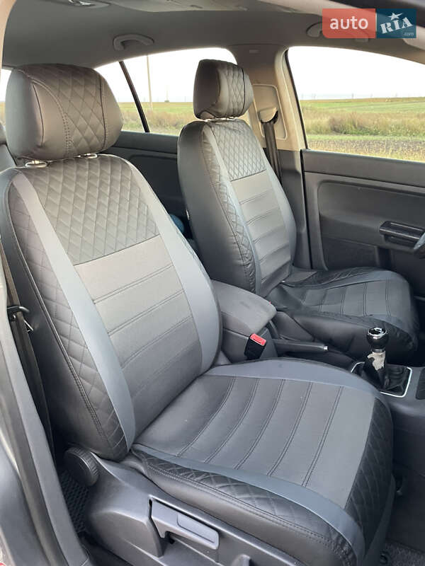 Хетчбек Volkswagen Golf 2005 в Сокалі