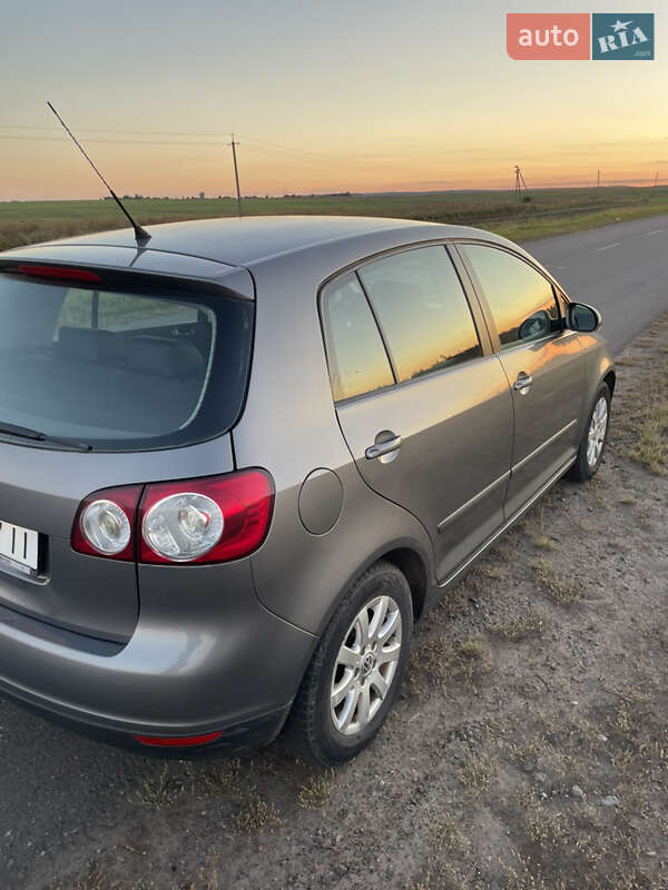 Хетчбек Volkswagen Golf 2005 в Сокалі