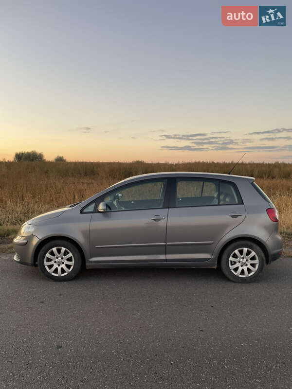 Хетчбек Volkswagen Golf 2005 в Сокалі