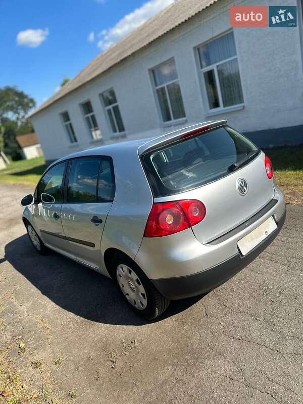 Хэтчбек Volkswagen Golf 2004 в Новомосковске