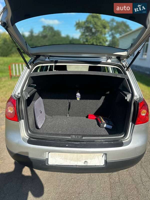 Хэтчбек Volkswagen Golf 2004 в Новомосковске