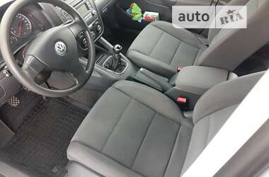 Хэтчбек Volkswagen Golf 2005 в 