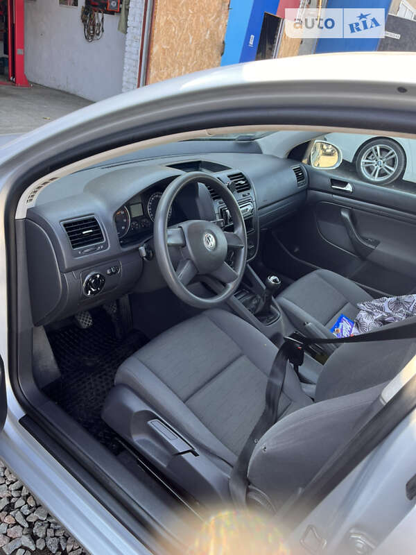 Хэтчбек Volkswagen Golf 2004 в Сумах