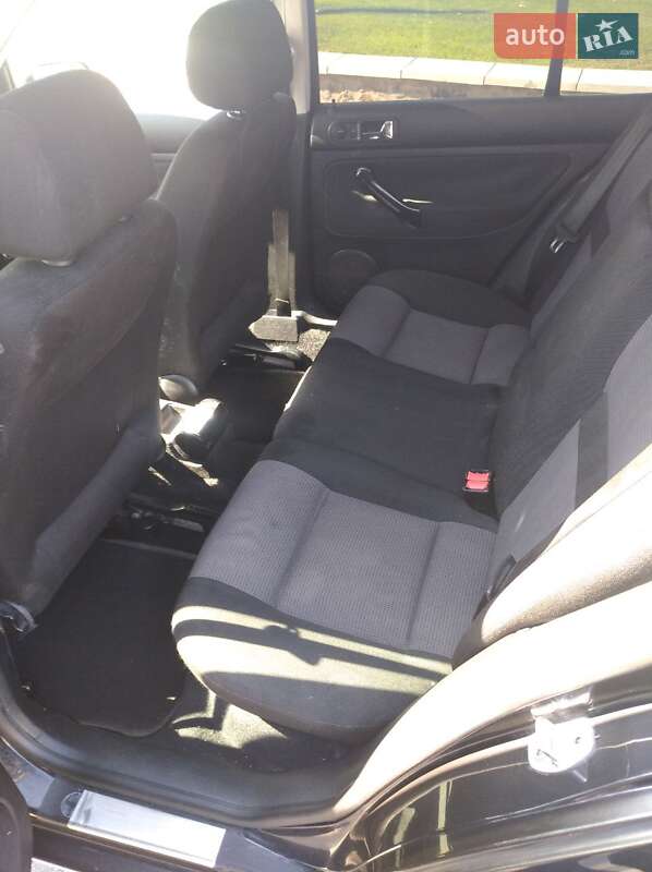 Хетчбек Volkswagen Golf 2001 в Чернівцях