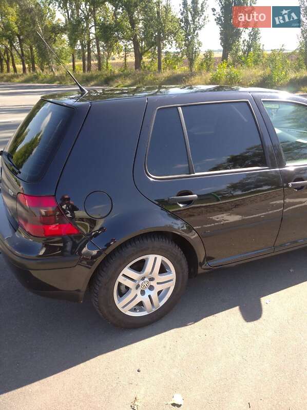 Хетчбек Volkswagen Golf 2001 в Чернівцях