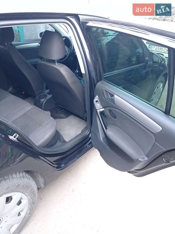 Хэтчбек Volkswagen Golf 2011 в Белозерке