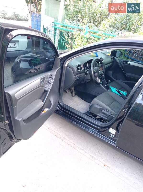 Хэтчбек Volkswagen Golf 2011 в Белозерке