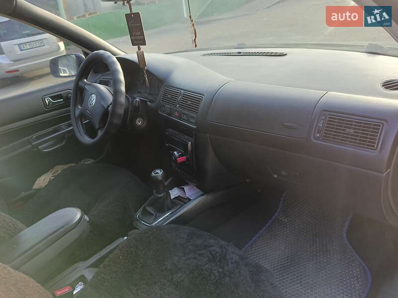 Хетчбек Volkswagen Golf 2002 в Івано-Франківську