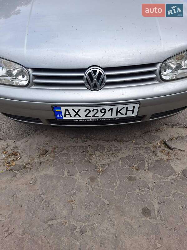 Хэтчбек Volkswagen Golf 2003 в 