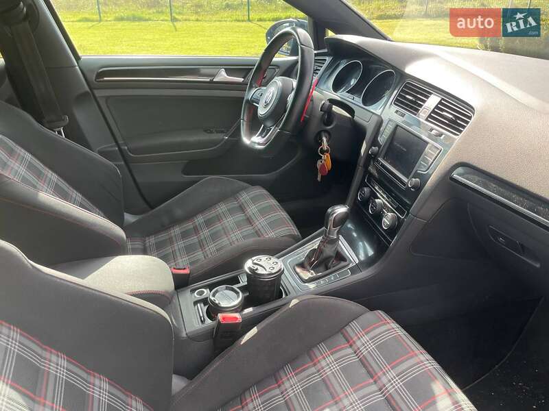 Хэтчбек Volkswagen Golf 2013 в Львове