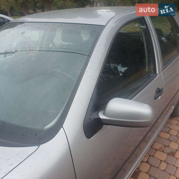 Хэтчбек Volkswagen Golf 2002 в Тростянце