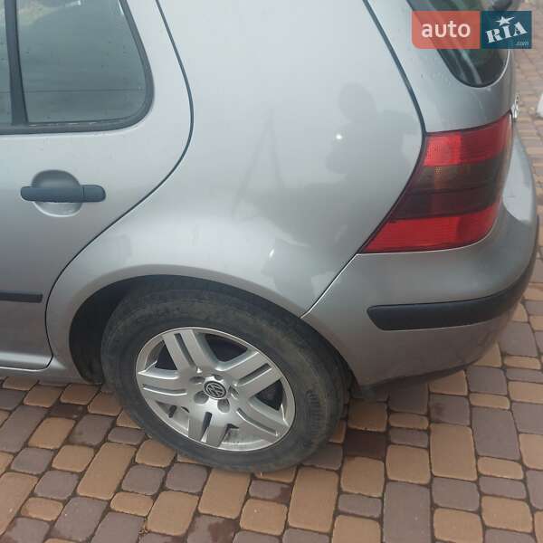 Хэтчбек Volkswagen Golf 2002 в Тростянце
