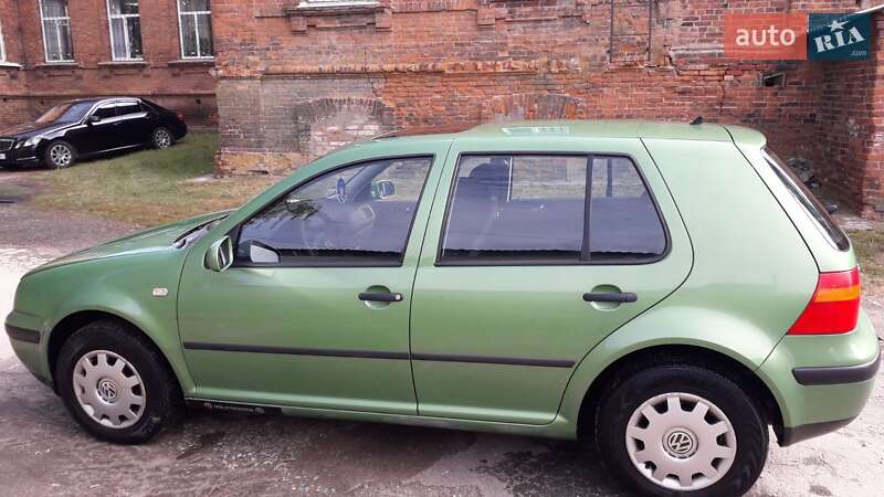 Хэтчбек Volkswagen Golf 1999 в 