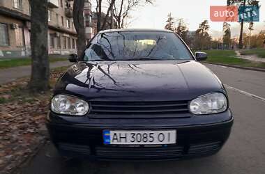 Хэтчбек Volkswagen Golf 2000 в 